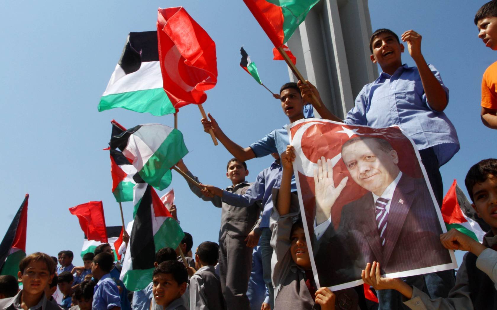 Palestinian students hold pictures of Tayyip Erdogan during his trip to the Gaza Strip, 13 September 2011.